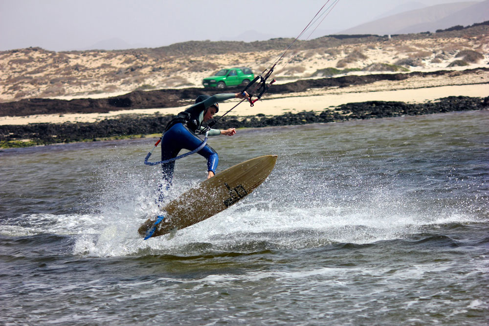 Prancha de kitesurf de Paulownia em acao